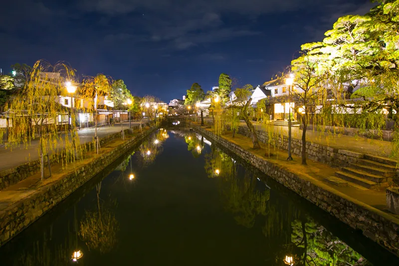 ライトアップされた夜の倉敷川