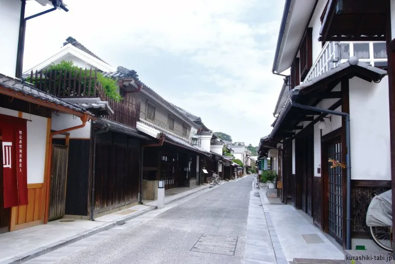 白壁と格子戸の町家が続く美観地区の通り