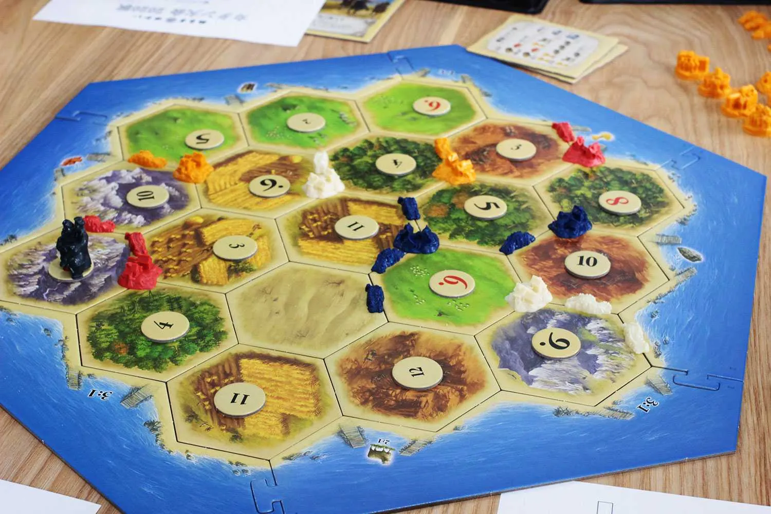 カタンで遊んでいるテーブル